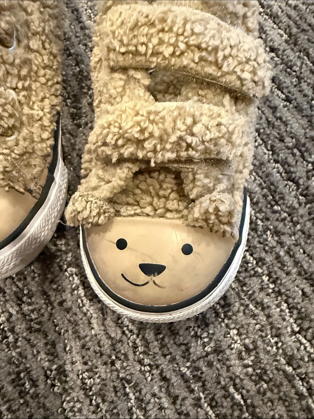 Converse mouth left